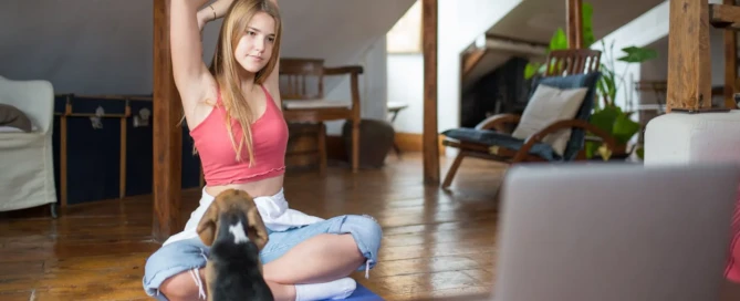 mulher faz aula particular de yoga online