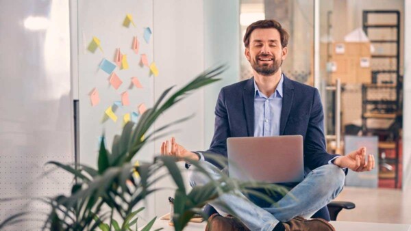 Meditação-Mindfulness-Produtividade-com-Saúde-yoga homem fazendo meditacao mindfulness