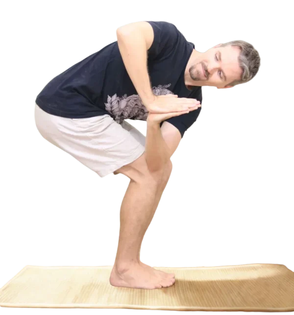 gilberto-schulz-utkatasana-yoga-online Demonstração de técnica para aula de yoga particular e persolnalizada